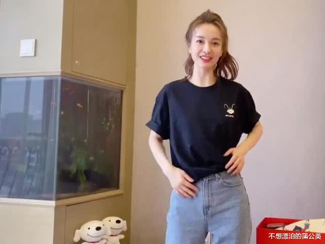 #吴昕#吴昕晒“葫芦娃T恤”，手臂纤细惹人羡，扎高马尾不输16岁少女