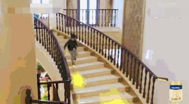 []参观黄圣依住的豪宅，沙发是带浮雕红实木的，房子外观像个大城堡