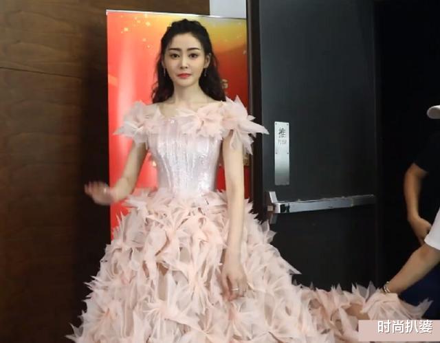 杨紫|国庆晚会baby输裙摆不输阵,穿高定裙锁定C位!杨紫也终于穿对衣