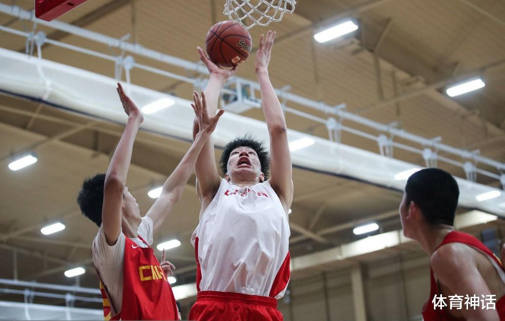 姚明@男篮的“下一个姚明”？17岁穿拖鞋比阿联还高，天赋身材不输姚明