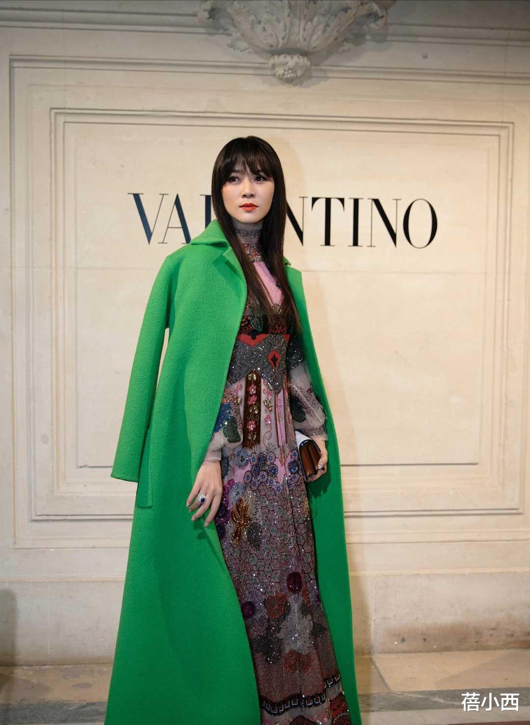 田海蓉|田海蓉有“料”又敢穿，镂空连衣裙扎低马尾亮相，转身侧边好惊艳