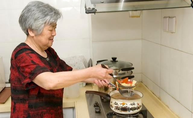 |岳母做的晚餐4菜1汤，天天吃到撑，网友：一个月的工资都吃光了