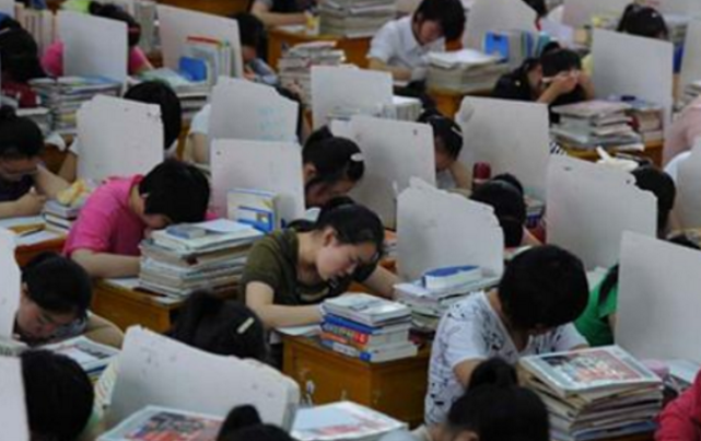 |2020高考复读人数曝光,600分上好大学太难,应届生:猛虎落泪