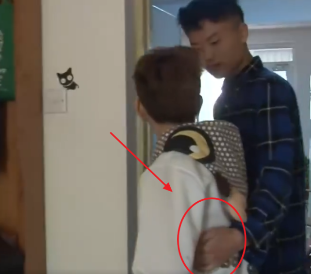 「李宏毅」变形计：李宏毅和女生打架，一旁富二代趁机占女生便宜？太恶心！