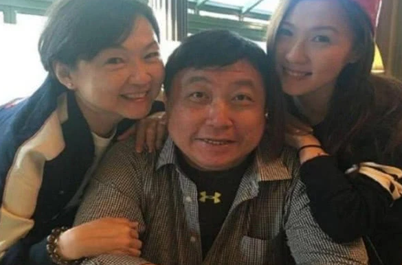 王晶:王晶老婆长啥样,看清她的长相后,网友:难怪不要邱淑贞!