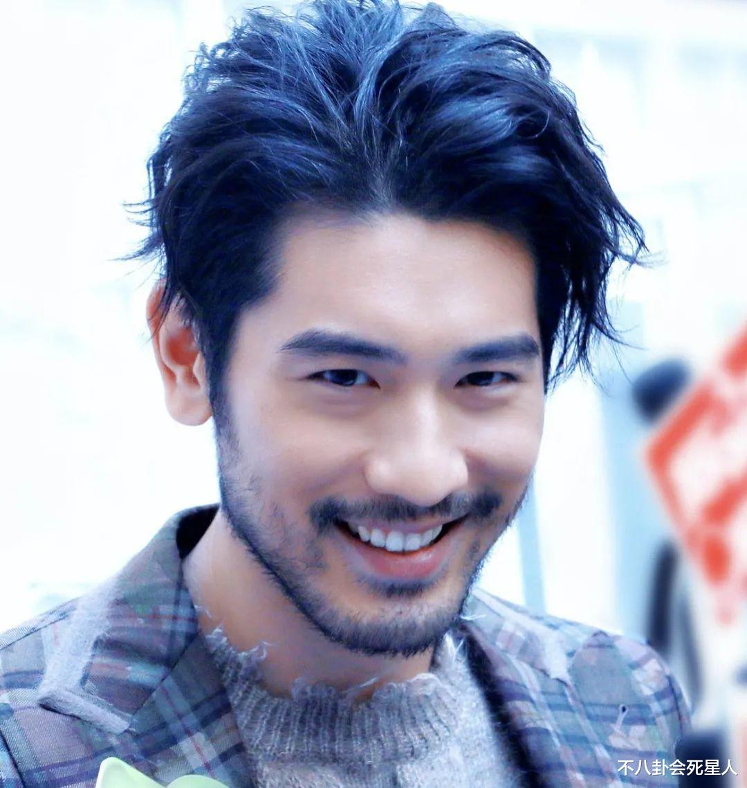 高以翔|高以翔去世一周年，女友晒蓝玫瑰悼念，《王沥川》导演悲痛发文