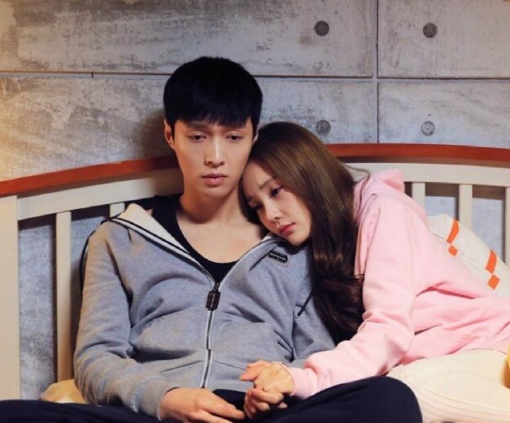 《快本》最"主动"女嘉宾,全程跟张艺兴十指相扣,还靠他肩头求安慰