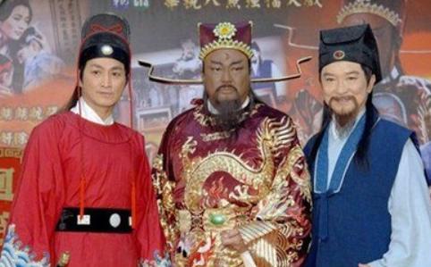 「金超群」“包青天”金超群，为演戏花光家产一生无子，遗言不准妻子改嫁