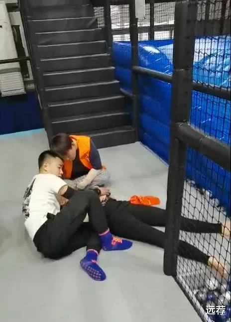 ##90后女研究生玩蹦床摔成瘫痪！当时胸部以下就没知觉了！