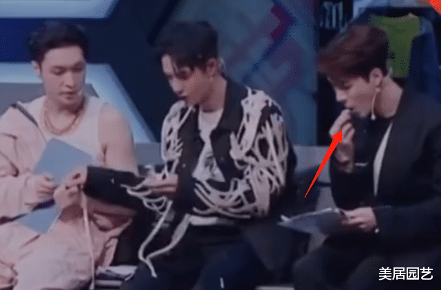 王一博|王一博录制《这就是街舞》随身携带肖战同款，看清是啥后，网友瞬间泪崩