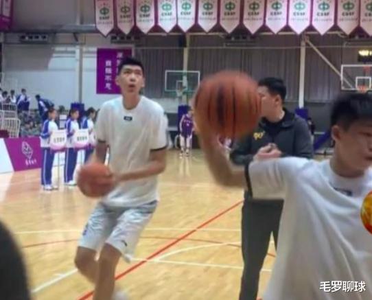 广东男篮|18+14+6盖帽！中国篮球17岁天才爆发，身高2米2直追姚明不输阿联