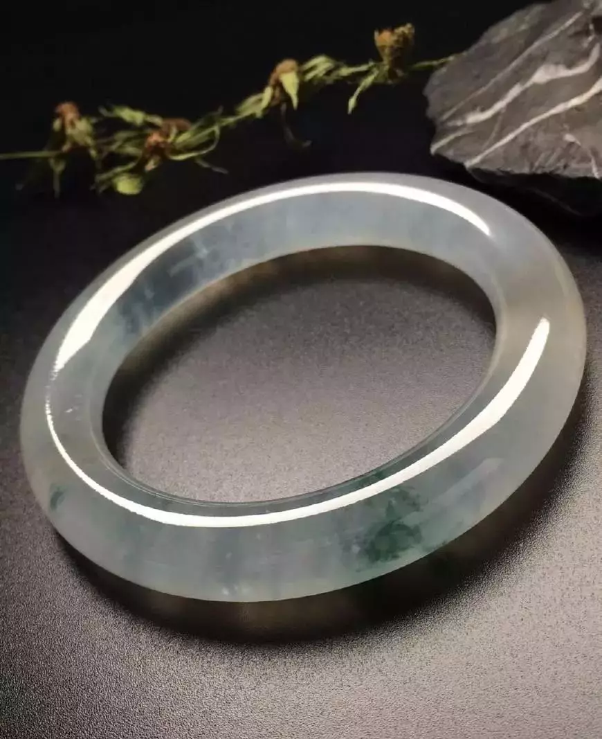 『翡翠』堆放在角落的翡翠原石，夫妻二话不说盘下，切开整晚烟花不断放