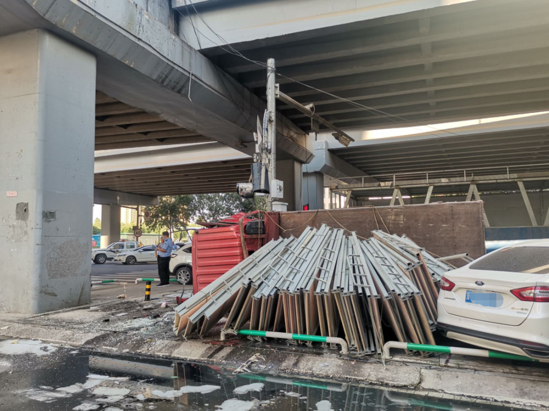 河北交通广播|突发！石家庄一货车冲下高架桥！