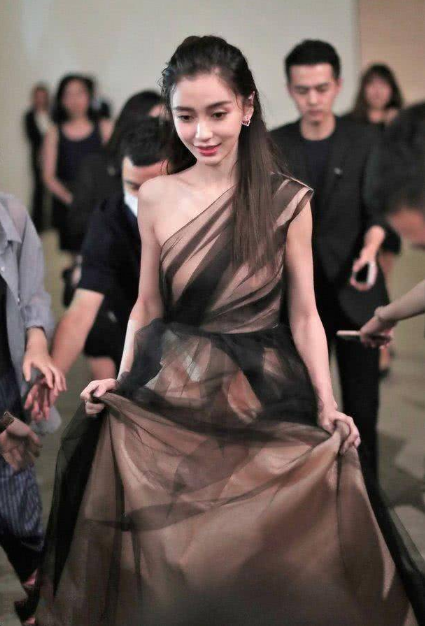 吴京|她片酬超过李连杰和成龙，连走路都要钱？吴京：请不起她