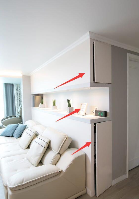 []客厅沙发不靠墙，留出25公分打个上下柜，连打柜子的师傅都点赞！