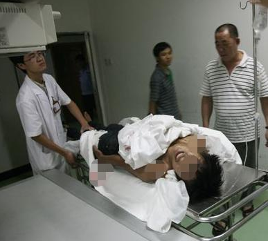 话晴空|36岁男子因妻子连生2女被嘲笑，酒后竟挥刀自宫，就医后扬言：别接上