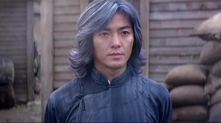 中华英雄|《中华英雄》第四次翻拍，主演胡兵长发飘飘，有内味儿