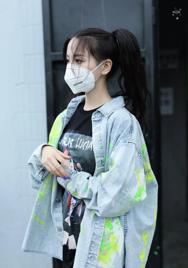 杨超越■杨超越凭借双马尾美上热搜，穿白色露肩泡泡袖甜美可爱，太绝了