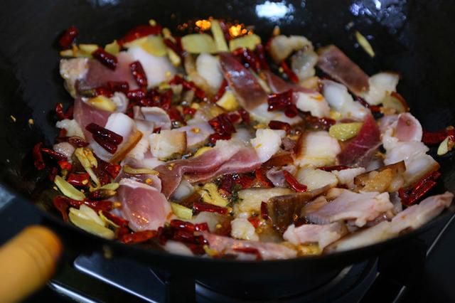 [腊肉]这种食物是“催老剂”，厨师从不让家属吃，劝你再想吃也要忍住