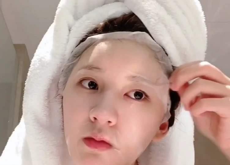 「面膜」女生睡前坚持4个好习惯，皮肤会越来越好，轻松养出“干净脸”！