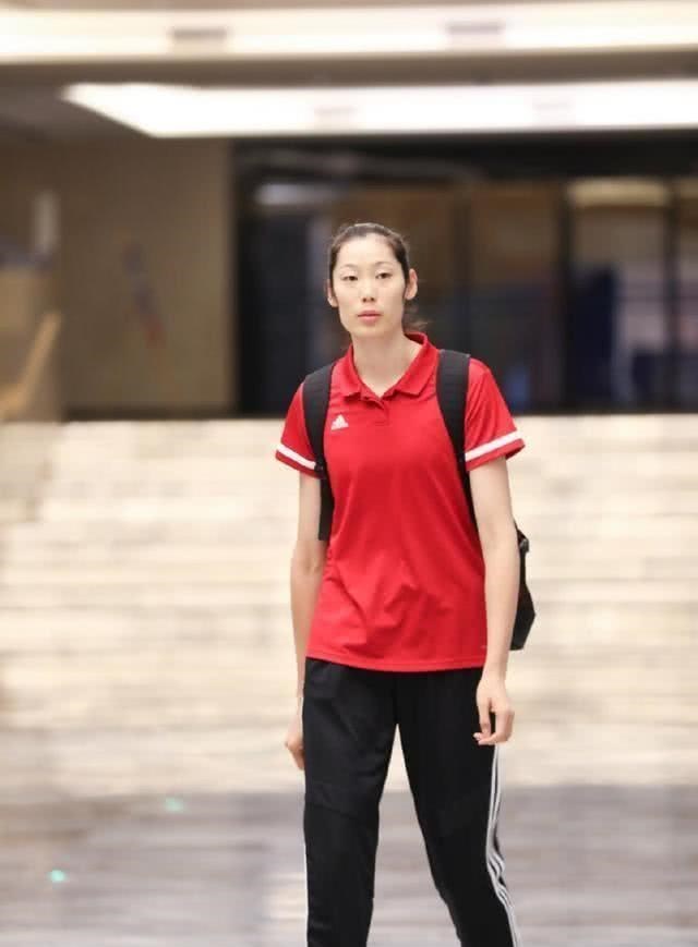 「朱婷」女排朱婷谈择偶，四个指标必须达到，网友：说的不就是李童吗？