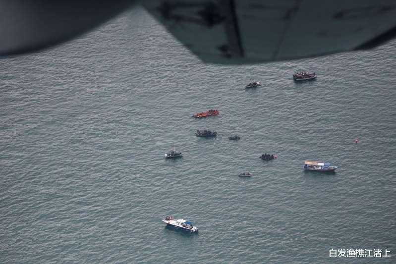 照片: 印尼飛機失事現場, 飛機殘骸和“人體殘肢”在從海上被拉起-圖3