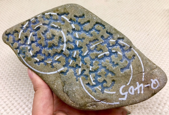 翡翠:行家因为一条裂不敢入手的翡翠赌料,小哥偏要拿下,切开后脸红了