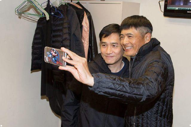 #刘嘉玲#刘嘉玲周润发爬山，影帝白发苍苍认不出，亲密合影不怕配偶吃醋？