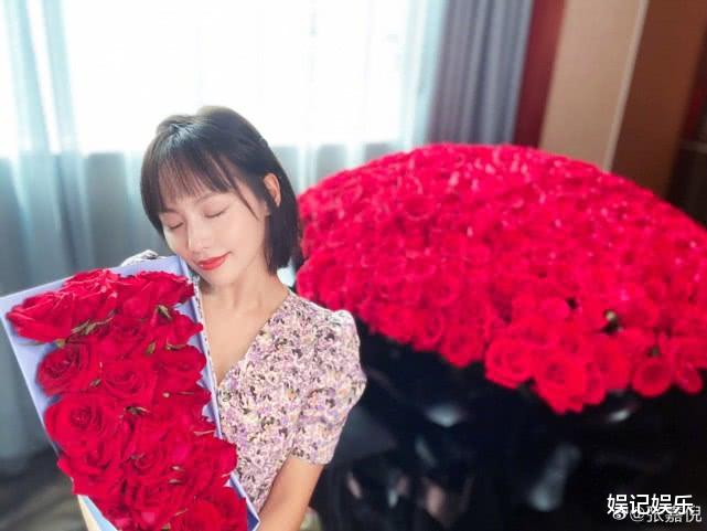 张嘉倪@张嘉倪收到520朵玫瑰花，拍照“放飞自我”，告白老公被宠到任性