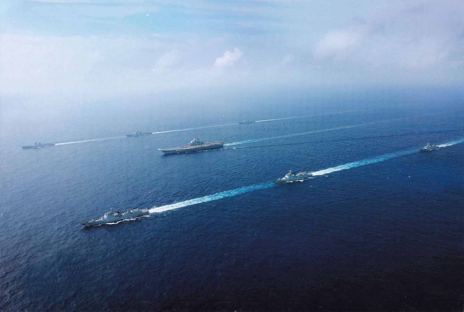 山东舰|辽宁舰、山东舰同时出海，双航母协同作战，战力不输尼米兹级！