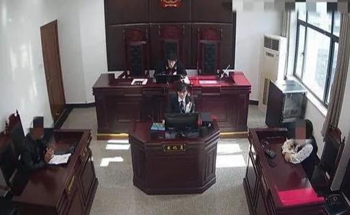 【95后】95后姑娘带着2条狗租房,屋里传来恶臭!房东将她告上了法庭