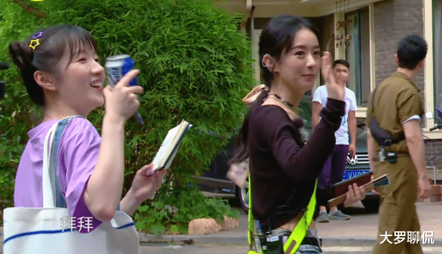 赵丽颖|赵丽颖终于不把衬衫围腰间,当她换上露脐装,路人镜头下身材太真实