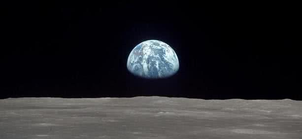 ▲地球在自转，如果人离地100米不动，12小时后会到达地球的另一边吗？