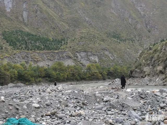 虹新闻|四川轿车坠江事件男子：拐弯处加速冲出路面，水流中想伸手救人