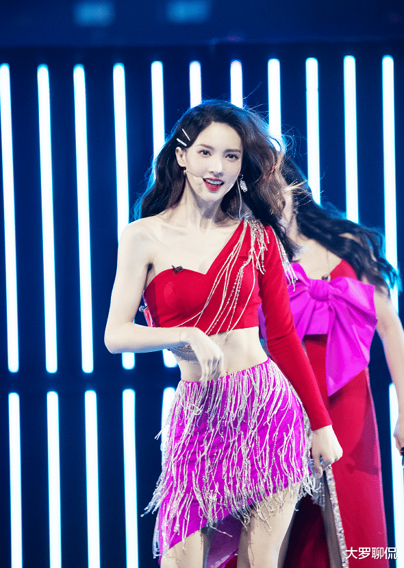 金晨|有种真实叫金晨穿“露脐装”，腰成全团最细的，但腿却一言难尽