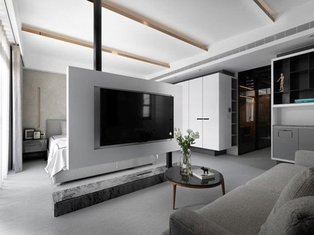 |如今电视流行这样装,一根滑轨杆吊在墙顶任意移动,不占1㎡空间