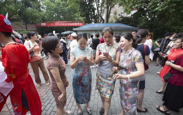 『旗袍』高考家长也时尚！爸爸们穿印花T，妈妈们穿旗袍，靓丽又喜庆