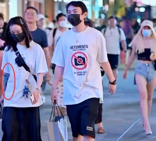 王思聪|王思聪牵手眼镜妹逛街，气质清纯像乖乖女，女方霸气牵手宣示主权