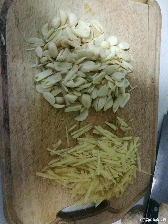 |深秋后，遇见此菜一次买个10斤，晒干这样做，冬天拿出来吃最香了