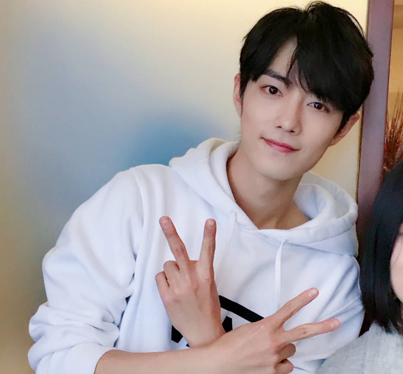 肖战|心疼！肖战合照站边缘只为方便被裁掉，227对他的影响到底多大？