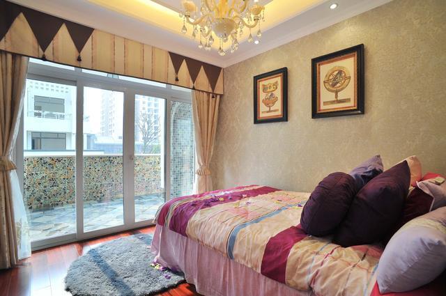 参观了小姨的婚房，客厅吊灯都是镶金的，卧室美的我都迈不开脚了