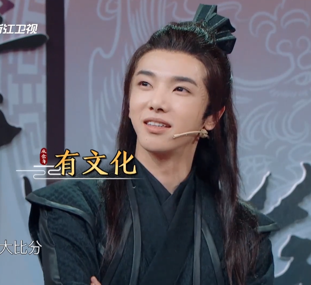 『关晓彤』关晓彤叫华晨宇上去答题，不是用手直接碰花花，太真实了！