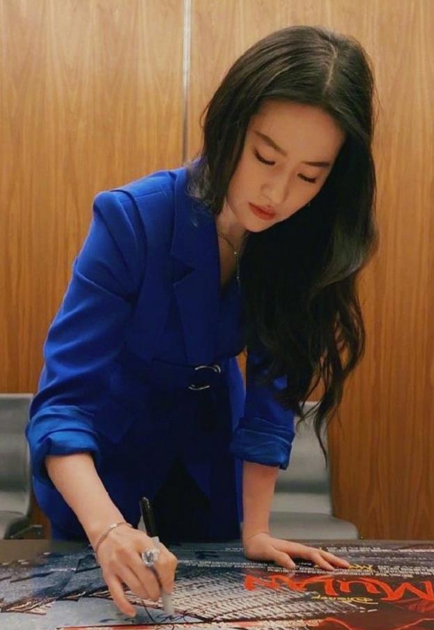 刘亦菲■刘亦菲“聂小倩”形象公开，浓妆艳抹也很美，看到正面谁扛得住？