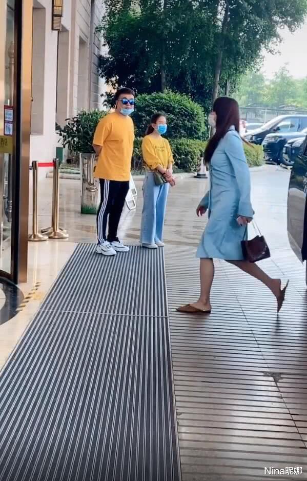 唐嫣■41岁唐嫣刚生龙凤胎就发福？蓝色裙86斤穿出116斤，腰粗体胖大变样