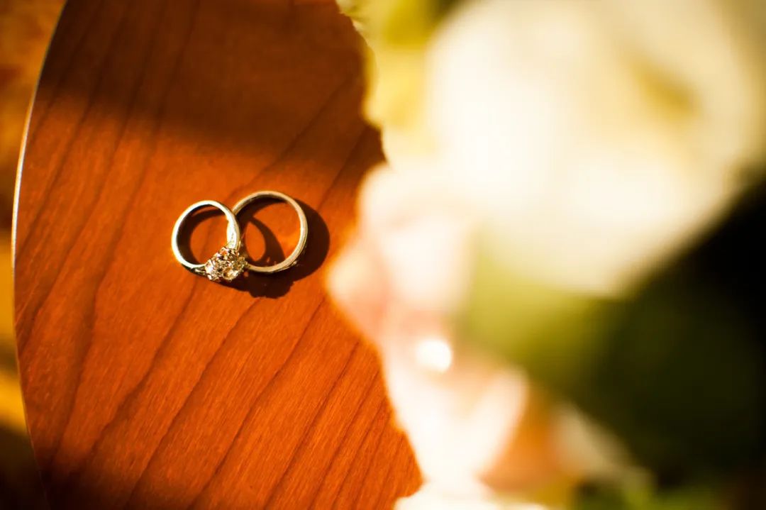 「白羊座」十八天起，乱花迷人，旧爱悔悟，为爱坚定，旧情甜蜜复合