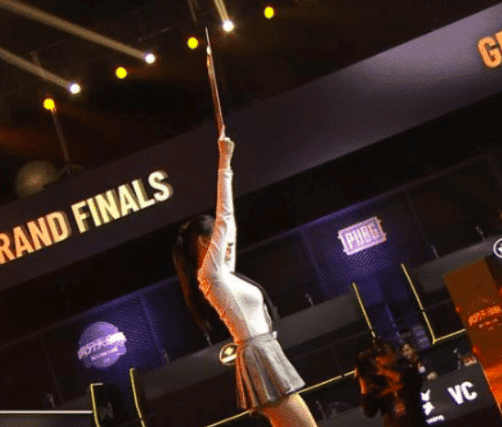 虎牙天命杯：虎牙天命杯举牌美女火了，明明什么都没露，却让人心猿意马