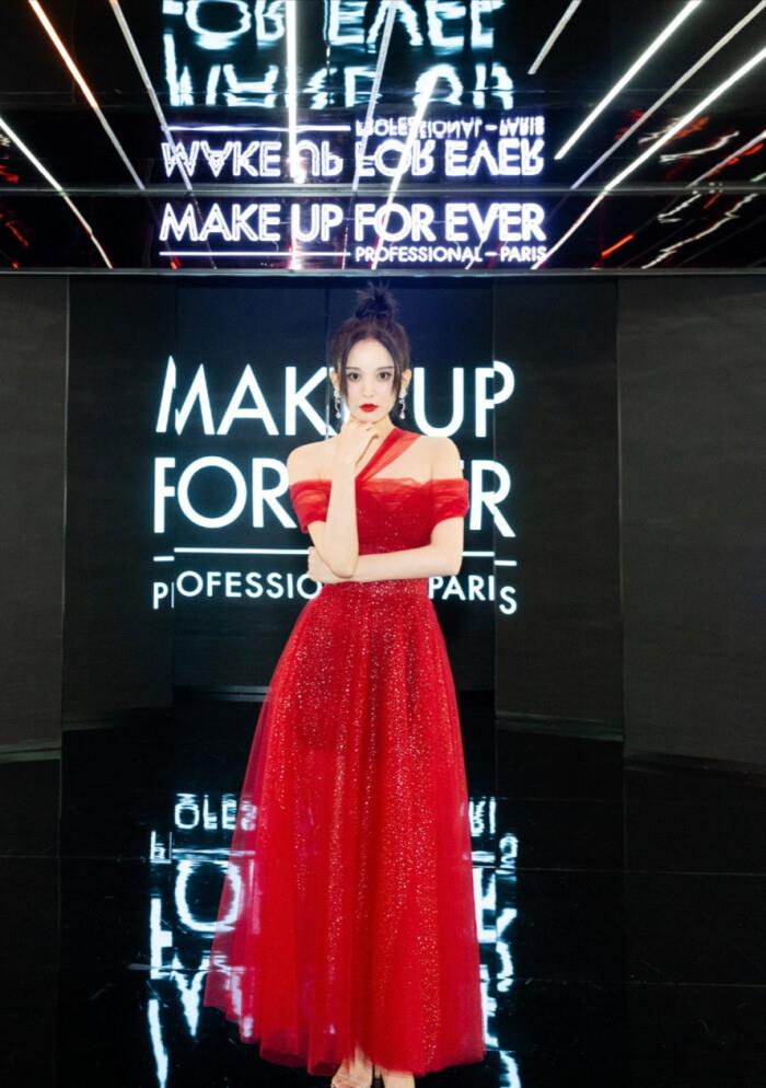 古力娜扎|有一种美叫古力娜扎穿红裙，美得发光，这就是冷白皮肤天生的优势