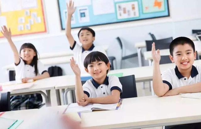 「民警」12年前那个睡猪圈，带着疯妈上大学的男孩，现状到底如何？