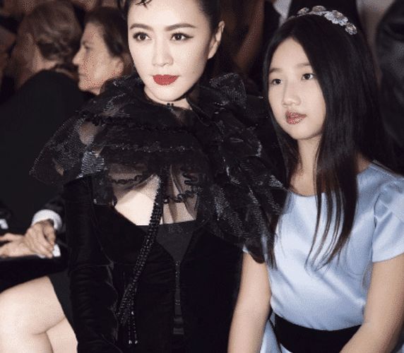 「田海蓉」她事业巅峰时怀孕，老公是谁至今未知，女儿12岁长相浮现生父基因