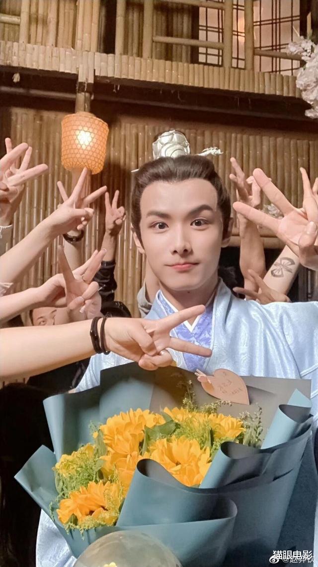 于正@23岁男星给于正道歉，往脸上泼3杯水太卑微！于正回应：别炒作